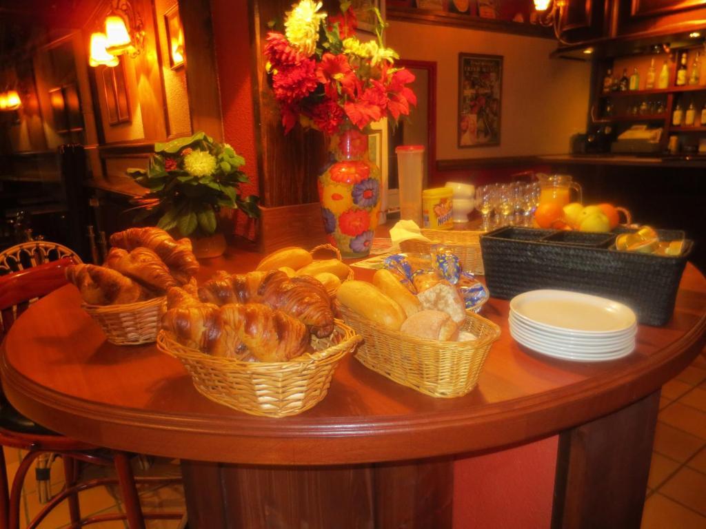 Hotellerie Du Centre Salies-du-Salat ภายนอก รูปภาพ